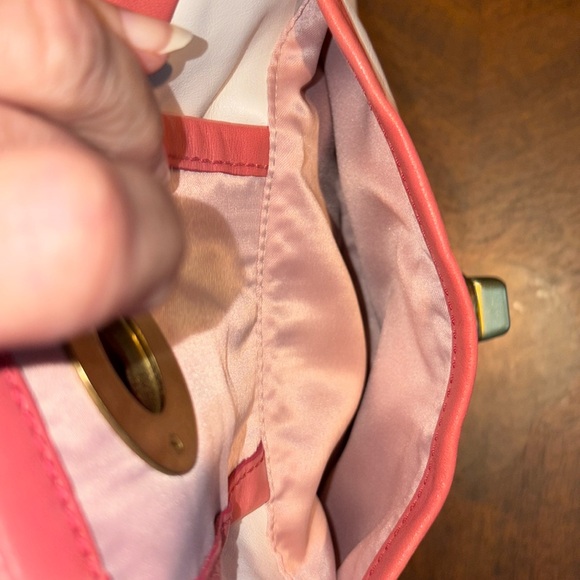 Coach 18601 Turnlock front pocket shoulder bag 3 compartment leather white/coral - Picture 5 of 17